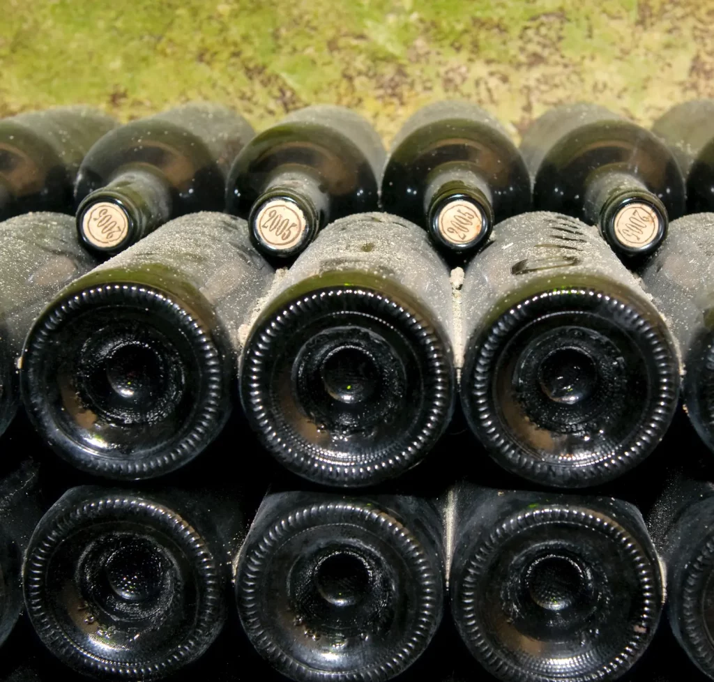 fľaše s vínom vo vínnej pivnici