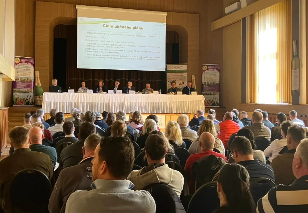 Seminár vinohradníkov a vinárov v Modre na tému zlaté žltnutie viniča